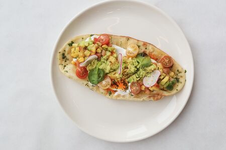 Авокадо-тост на лепешке наан