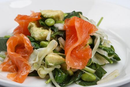 Зелёный салат с авокадо, грушей, фенхелем и красной рыбой