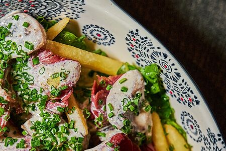 Салат с пастрами и картофель фри