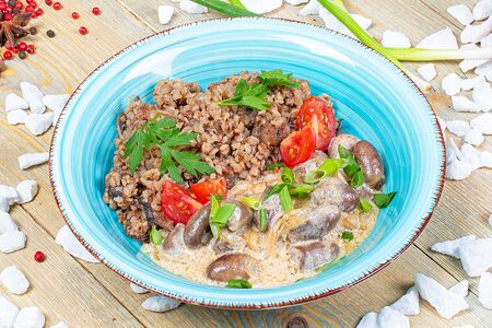 Куриные сердечки с пюре в сливочном соусе