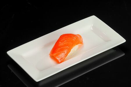 Суши с лососем