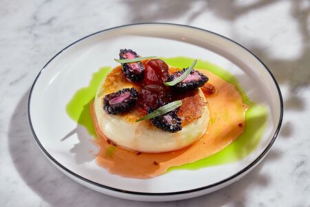 Халуми с ежевикой и вареньем из крыжовника