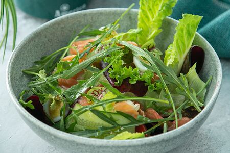 Салат с семгой, томатами, зеленью и дижонской заправкой