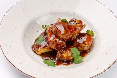 Фаланги, запечённые под острым соусом