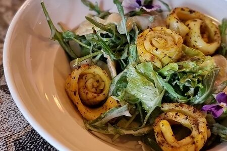 Салат с сельдереем и кальмаром гриль