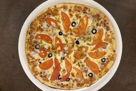 Пицца с колбасой