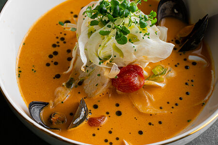 Французский Bisque на крабовых панцирях