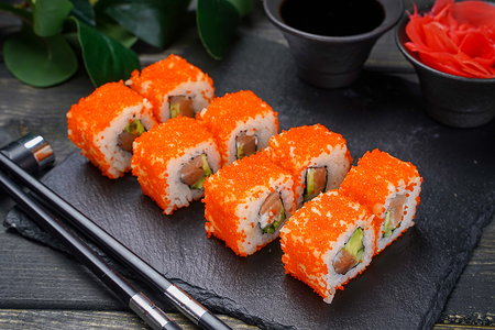 Ролл Калифорния с лососем