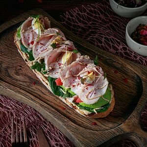 Брускетта с пастрами из индейки