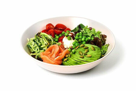 Овощной микс-боул с творожным сыром и филе семги