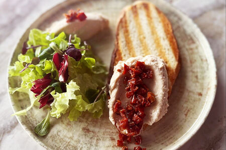 Паста из белой фасоли с гренками