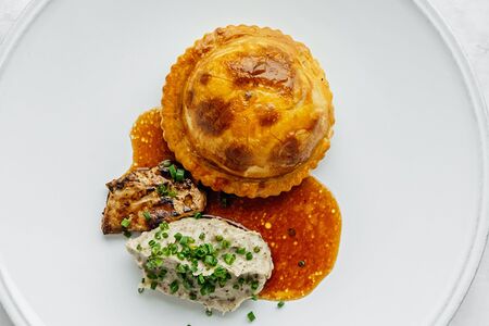 Грибной пирог с фуа-гра и трюфельным пюре