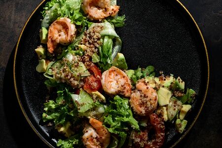 Салат с креветками авокадо и киноа