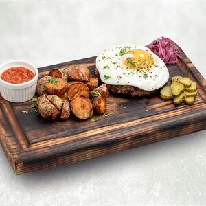 Большой мраморный бифштекс с яйцом и картофелем