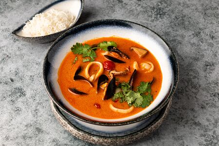 Том ям с морепродуктами