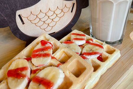 Две бельгийские вафли с бананом и топпингом