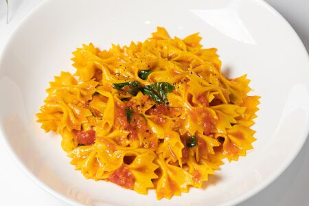 Фарфалле с томатным соусом