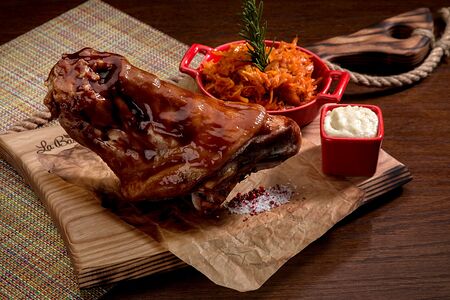 Свиная рулька с капустой