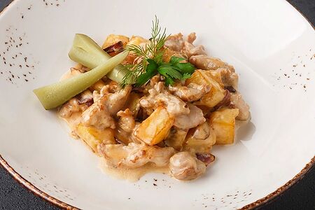 Свинина с картофелем в пикантном соусе