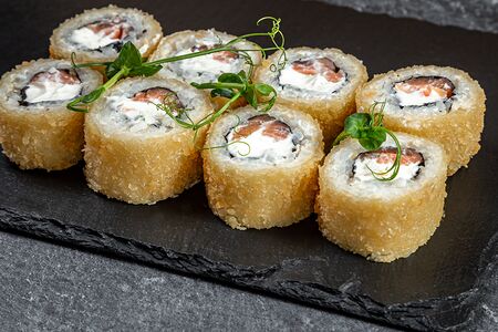 Тёплый ролл с лососем и творожным сыром