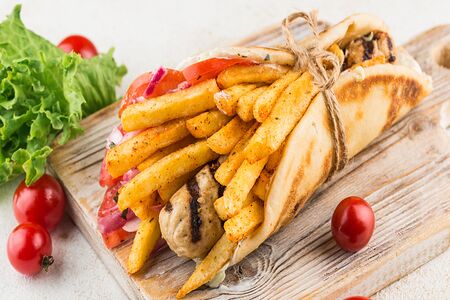 Гирос с куриным бифтеки и сыром