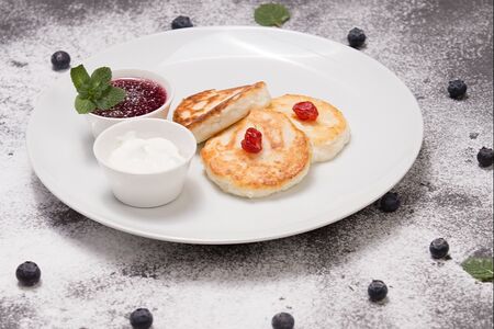 Сырники со сметаной