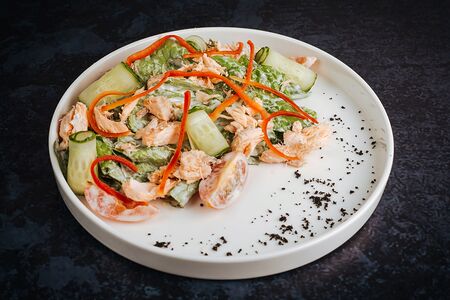 Зеленый салат с карпаччо из огурца и копчёной рыбой
