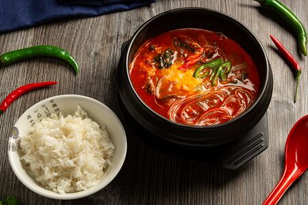 Юккедян острый суп из говядины с папоротником