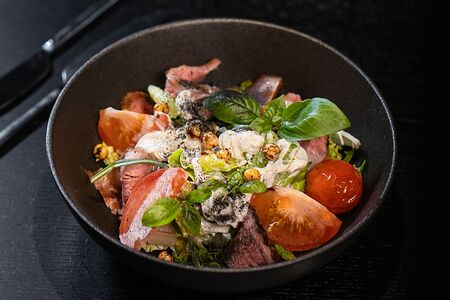 Салат с ростбифом и страчателлой