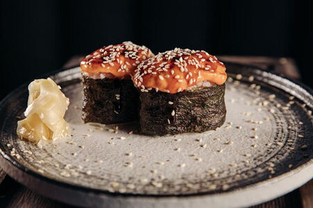 Запеченное суши угорь