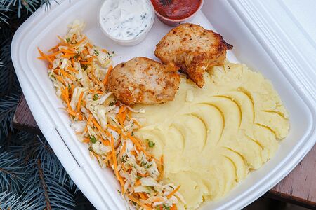 Куриное филе с картофельным пюре и капустным салатом