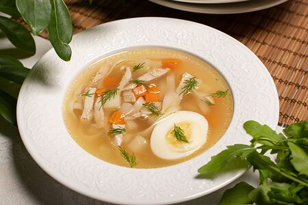 С цыпленком, пшеничной лапшой и яйцом