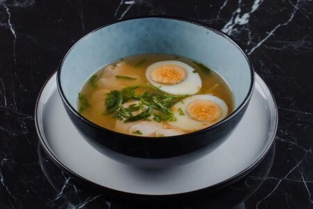 Золотистый бульон с цыпленком