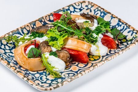 Теплый салат с кальмаром, баклажаном и томатами