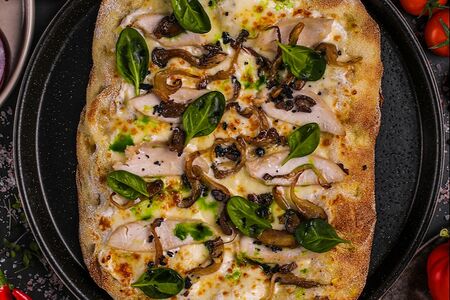 Пицца с курицей, грибами и трюфельным маслом