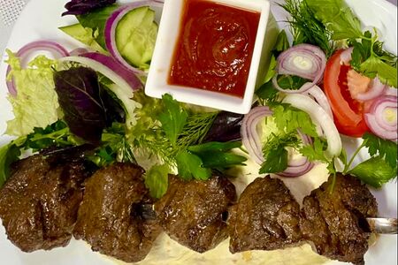 Шашлык из телятины с овощами и соусом сацебели