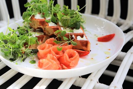 Вафля с лососем и творожным кремом