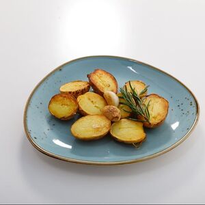 Молодой картофель черри с розмарином