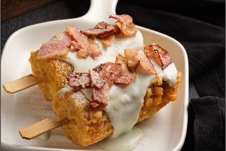 Кукуруза с беконом с соусом блю чиз