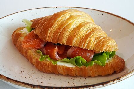 Круассан с форелью