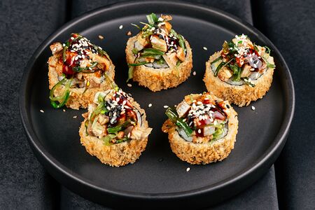 Жаренный ролл тартар с чукой и угрем