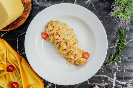 Паста с креветками и овощами