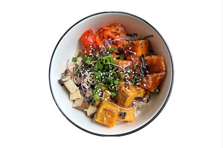 Поке с запеченными овощами и тофу
