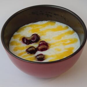 Каша рисовая с вишней и пюре из манго