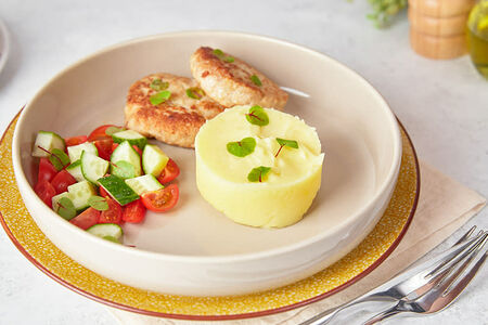 Нежные куриные котлетки с картофельным пюре