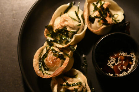 Жареные корейские пельмени с азиатским соусом