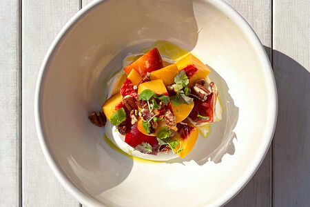 Персик с козьим сыром и орехом пекан