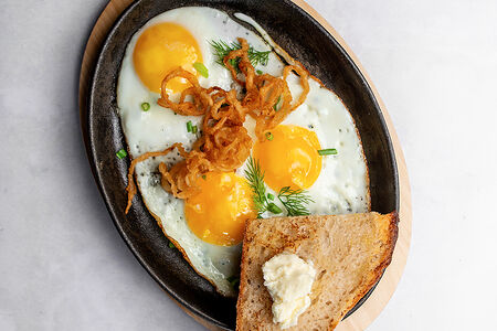 Глазунья с тостом и соленым маслом