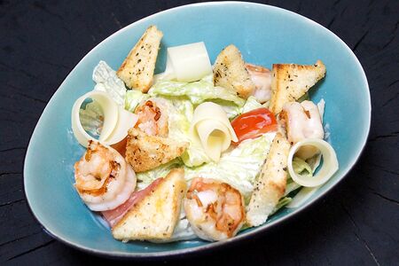 Салат Цезарь с креветками