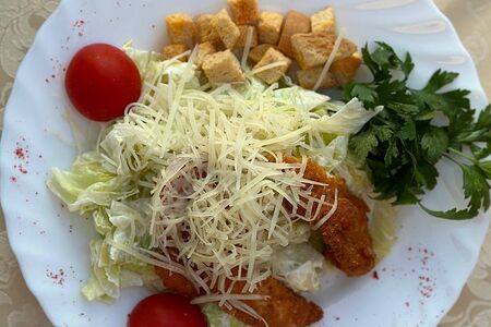 Салат Цезарь с курицей